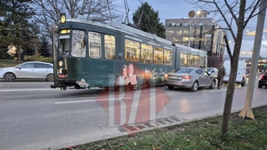 Coliziune în lanț în centrul Iașului. Tramvai sărit de pe șine, după ce două mașini s-au ciocnit – UPDATE