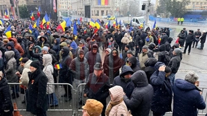 Zeci de ieșeni au ieșit să scandeze împotriva măsurilor luate de Costel Alexe, Ilie Bolojan și Nicușor Dan în Piața Unirii din Iași