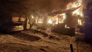 Incendiu puternic la o casă din Rediu! Flăcările au distrus locuința și s-au extins la o casă vecină
