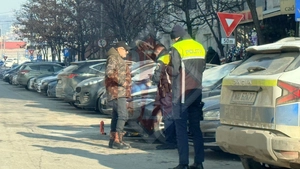 Incendiu la un autoturism parcat pe bulevardul Alexandru cel Bun. Pompierii ISU Iași au stins rapid flăcările