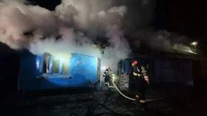 Incendiu puternic la o anexă gospodărească din satul Vulturi. Un bărbat a ajuns la spital cu arsuri