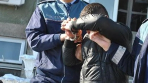 Încă un caz care șochează România! Doi minori, de 14 și 17 ani, cercetați după ce atacă și tâlhăresc femei pe stradă! 