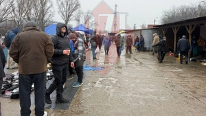 Ploaia nu i-a alungat pe comercianții din talcioc. Clienții însă au fost mai puțini ca de obicei – FOTO -VIDEO