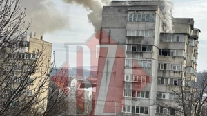 Incendiu puternic la un bloc în Nicolina. Flăcările au cuprins o parte din imobil – EXCLUSIV