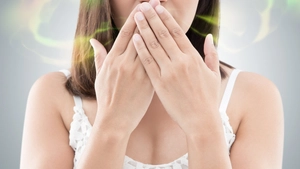 Cauze care duc la o respirație urât mirositoare. Iată de ce apare halitoza și ce afecțiuni poate ascunde!