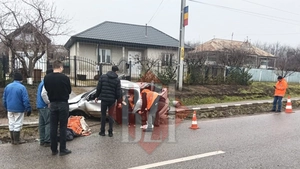 Accident violent la Gorban. Un autoturism s-a răsturnat după ce s-a izbit de un capăt de pod. Sunt victime – EXCLUSIV