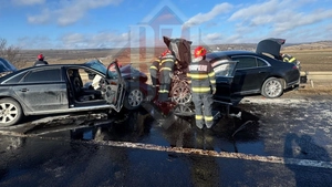 Două limuzine s-au izbit frontal la Ciorteşti. Șoferul din Audi a murit pe loc. Bilanțul victimelor – VIDEO
