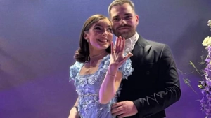 Mesajul emoționant al tinerei cerute în căsătorie de iubitul ei la balul mascat al momentului! Orice femeie și-ar fi dorit să fie în locul ei