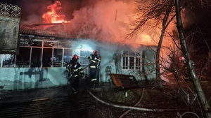 Incendiu la o clădire abandonată din Iași. Pompierii au intervenit pe strada Sărăriei