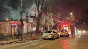Intervenție de urgență pe Sărărie! Incendiu violent, circulația oprită temporar – VIDEO