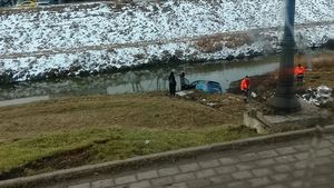 O mașină a căzut în Bahlui, între podurile Metalurgie și Sfântul Ioan. O persoană s-a autoevacuat