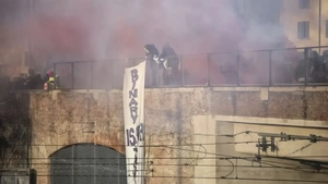 Scene incredibile de la Jocurile Olimpice! Protestatarii se bat cu polițiștii în stradă