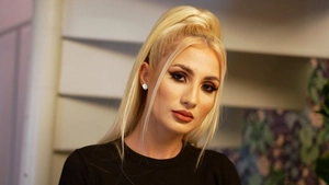Claudia Puican, surprinsă în ipostaze apropiate alături de un cântăreț celebru de la noi! Cum au reacționat fanii