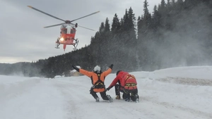 Avalanșă în Bucegi: cel puțin o persoană prinsă sub zăpadă. Intervenție contracronometru a salvamontiștilor