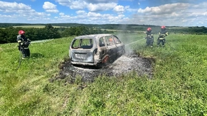 Răzbunare șocantă în Botoșani. O femeie și-a incendiat mașina surorii din cauza unui conflict familial