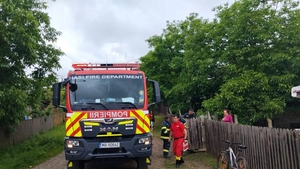 Incendiu la o locuință din comuna Țigănași. Două persoane au fost transportate la spital