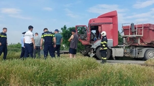 Accident feroviar între un tren de călători și un TIR, la Tutova. Șoferul a fost rănit și transportat la spital