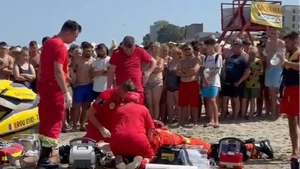 Fetiță de 11 ani, transportată de urgență la spital după ce a fost scoasă inconștientă din mare, la Mamaia