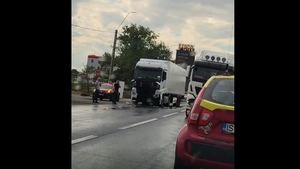 Accident la Podu Iloaiei. O dubiță și un TIR s-au ciocnit frontal