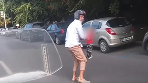 Dosar penal după ce o fetiță de un an a ajuns singură în mijlocul traficului. Mama, dusă la audieri