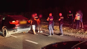 Urmărire ca-n filme până la Podu Iloaiei! Polițiștii au întins banda cu țepi pentru a opri un șofer de 18 ani