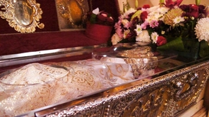 Blestemul ascuns al hainelor din racla Sfintei Parascheva! De ce moaştele Cuvioasei au două rânduri de veşminte