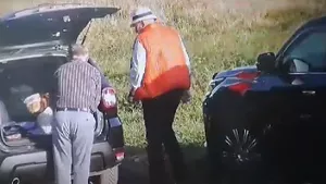 Anchetatorii au surprins momentul în care Dumitru Buzatu a primit mita de 125 milioane de lei Sunt bani din economiile mele 8211 VIDEO