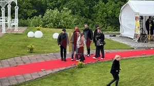 Dan Bursuc a ajuns la priveghi la Costel Corduneanu. A adus o coroană uriașă cu trandafiri albi 8211 EXCLUSIV FOTOVIDEO