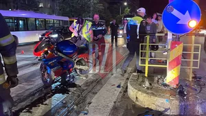 Accident rutier în municipiul Iași Un motociclist a intrat în refugiul pentru pietoni 8211 EXCLUSIV FOTOVIDEO UPDATE
