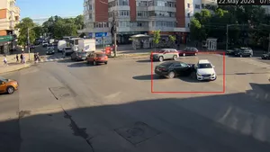Accident rutier în Iași două autoturisme au intrat în coliziune. Impactul a fost surprins de camerele de supraveghere 8211 VIDEO UPDATE