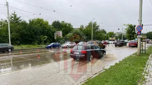 Scoateţi bărcile şi haideţi la plimbare în oraşul lui Mihai Chirica Iaşul este inundat iar primarul e liniştit în pat 8211 FOTO