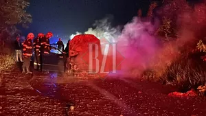 Un autoturism a luat foc în mers la Iași. Mai multe echipaje de pompieri au intervenit 8211 EXCLUSIV FOTO