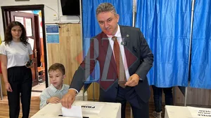Deputatul AUR Marius Ostaficiuc a votat la alegerile locale și europarlamentare. Acesta a venit însoțit de familia sa 8211 FOTO VIDEO