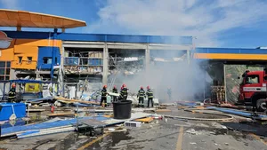 Explozie puternică la Botoșani a fost activat planul roșu de intervenție. Treisprezece victime transportate la spital cu arsuri. Elicopterul SMURD Iași intervine 8211 VIDEO FOTO UPDATE