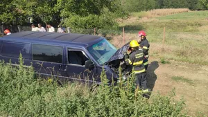 Accident rutier în județul Iași! O persoană a fost rănită după ce un TIR și o autoutilitară s-au ciocnit la Cristești