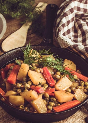 Tocăniță de mazăre cu cartofi! Iată ce ingredient îi dă o aromă delicioasă!