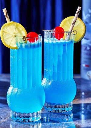 Rețeta autentică pentru cocktailul Blue Lagoon! Iată cum îl poți prepara chiar la tine acasă!