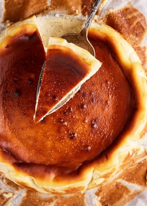 Basque cheesecake – Rețeta spaniolă pentru cel mai simplu și delicios desert
