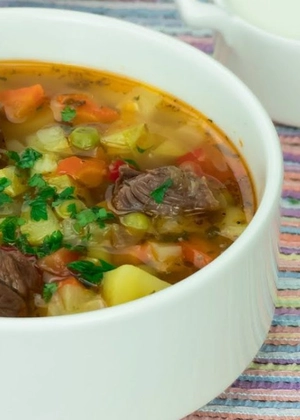 Ciorbă de vită cu legume – Rețetă cu un gust autentic, foarte ușor de preparat