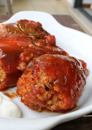 Rețeta de ardei umpluți cu sos de roșii – O adevărată delicatesă, ce merită neapărat încercată