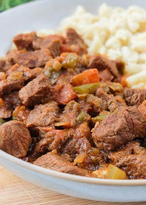 Rețeta ungurească de tocăniță de vită – Un preparat delicios și de bază în această bucătărie