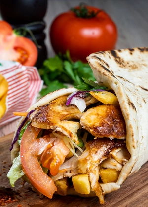 Ce ingrediente se pun în shaorma? Află cum se marinează corect carnea!