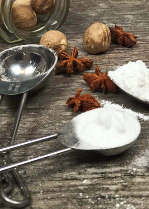 Care este diferența dintre bicarbonat de sodiu și praf de copt? Când și de ce se folosește fiecare ingredient