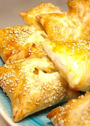 Pateuri cu brânză cu foietaj cumpărat – Rețeta pentru niște gustări rapide și delicioase, ideale pentru orice ocazie
