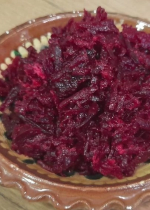 Salată de sfeclă roșie crudă la borcan – Rețetă simplă, delicioasă și foarte sănătoasă