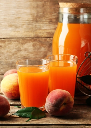 Sirop de piersici – Rețetă simplă și delicioasă, ideală de folosit în băuturile de vară sau de păstrat pentru iarnă