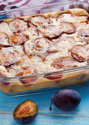 Clafoutis cu prune – Rețeta pentru un desert franțuzesc delicios și delicat