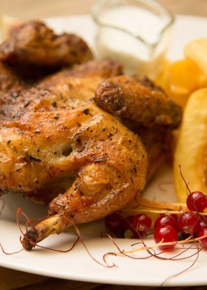 Cocoșel de munte la cuptor – Rețetă simplă și delicioasă pentru o friptură fragedă