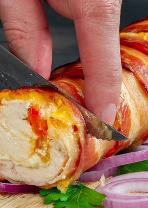 Ruladă de pui cu bacon – Rețetă simplă și delicioasă, ideală pentru orice ocazie