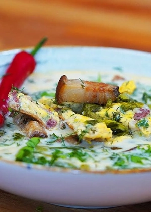 Ciorbă de salată cu omletă – Rețetă tradițională, simplă și delicioasă, de încercat măcar o singură dată